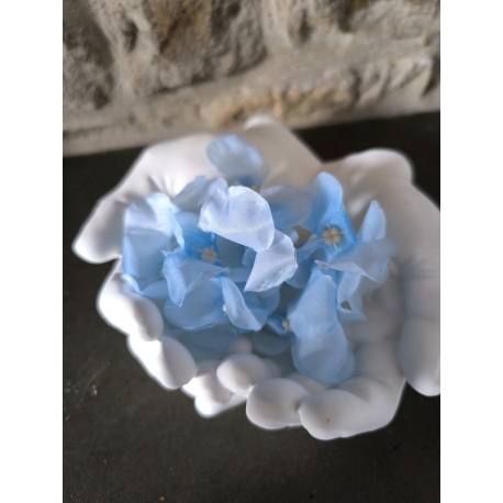 Mani in polvere di ceramica