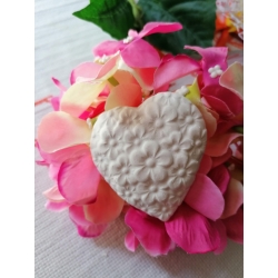 Cuore con margherite in gesso ceramico profumato